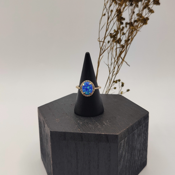 Anillo ópalo ovalado chapado en oro
