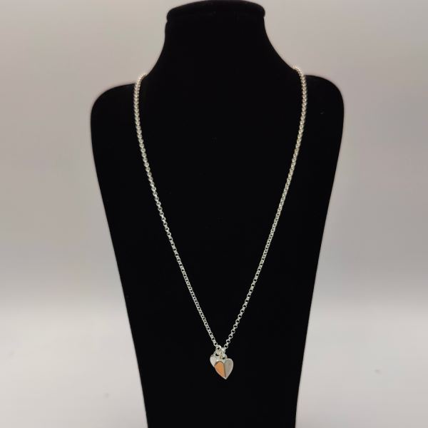 Collar de plata con dos corazoncitos colgando