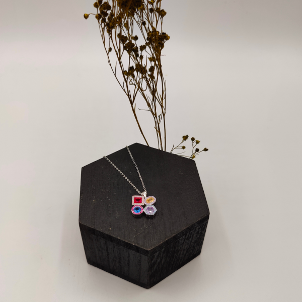 Cadena de plata con colgante con formas geometricas de circonitas de colores