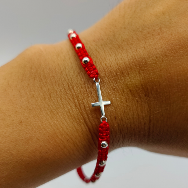 Pulsera de Hilo Rojo con Bolitas y Cruz de Plata