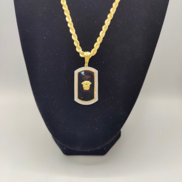 Colgante rectangular versace con esmaltado negro y corconitas placa 4 cm de largo 2,5 de ancho