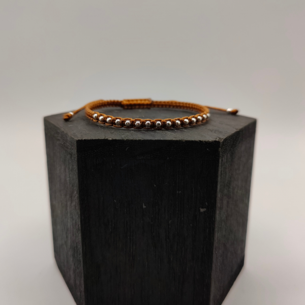 Pulsera de Hilo Marrón con Bolitas de Plata