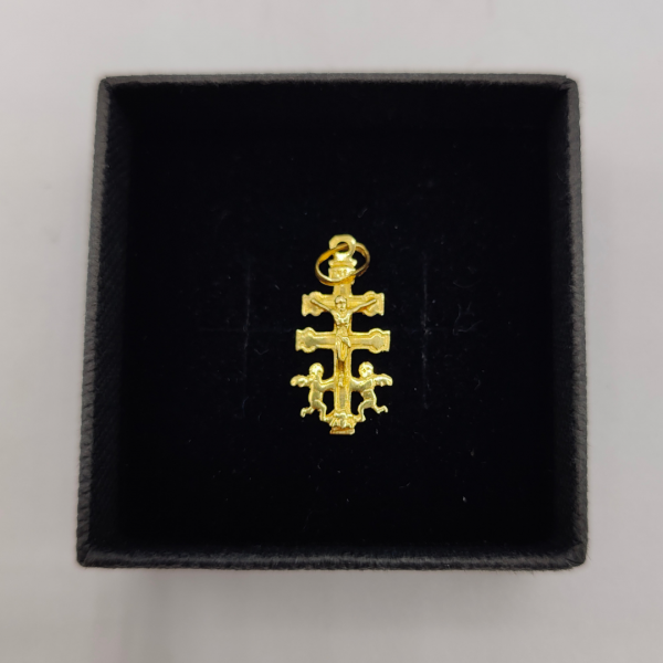 Colgante cruz de caravaca con jesus y dos angeles a los costados, la palabra INRI grabada oro de 18 k