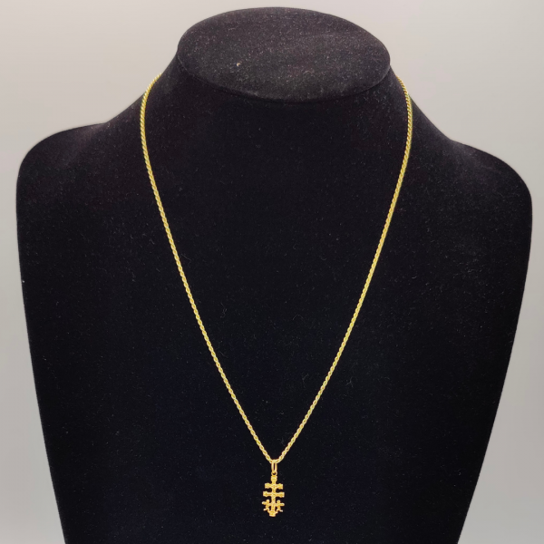 Colgante cruz de caravaca con jesus y dos angeles a los costados, la palabra INRI grabada oro de 18 k