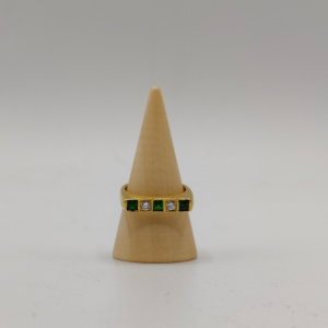 Anillo esmeralda y diamantes en linea oro de 18 k