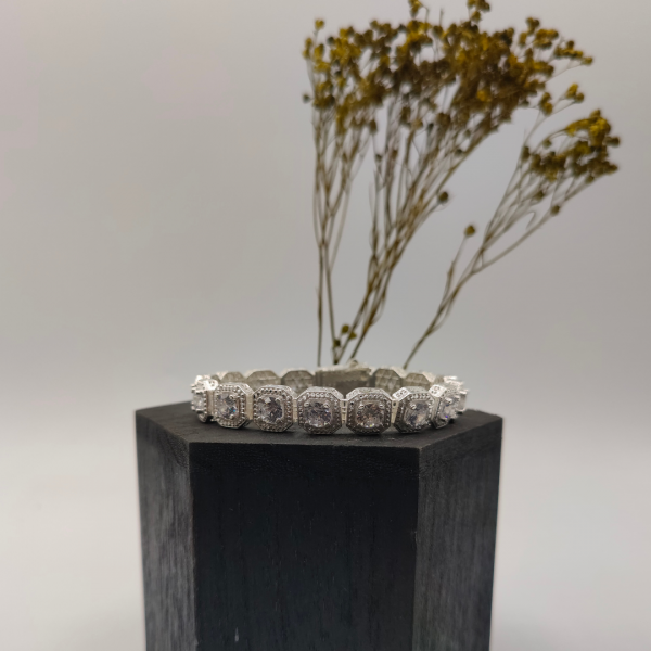 Pulsera de plata con circonitas con eslabon de articulación medinte perno y bisagra con limitación