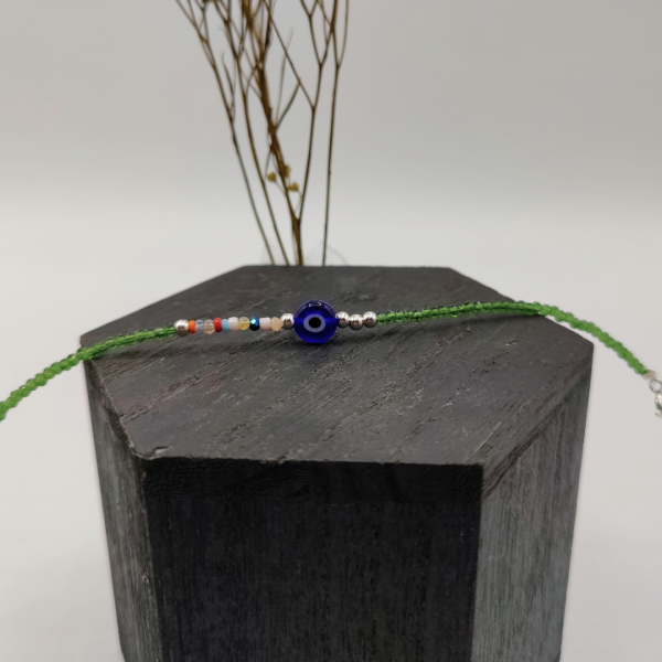 Pulsera de circonitas verde con circonitas de colores y un ojo turco
