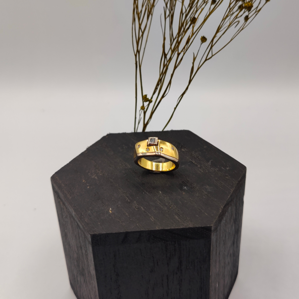 Anillo mezcla de oros con diamantes