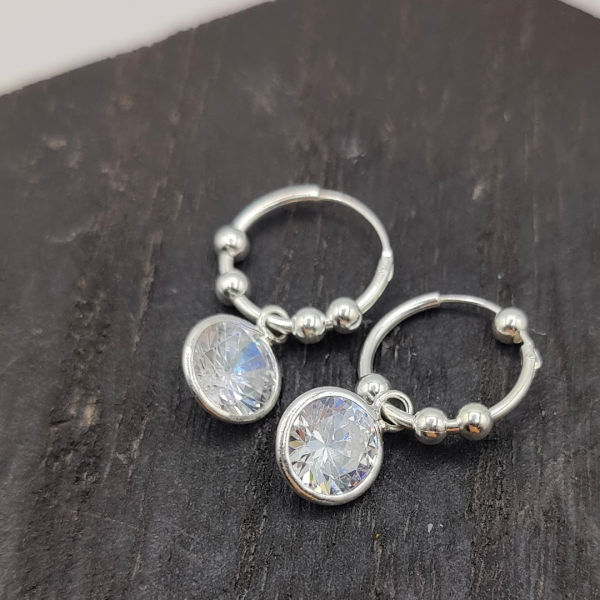 Pendiente de Aro con Circonita en Forma de Diamante