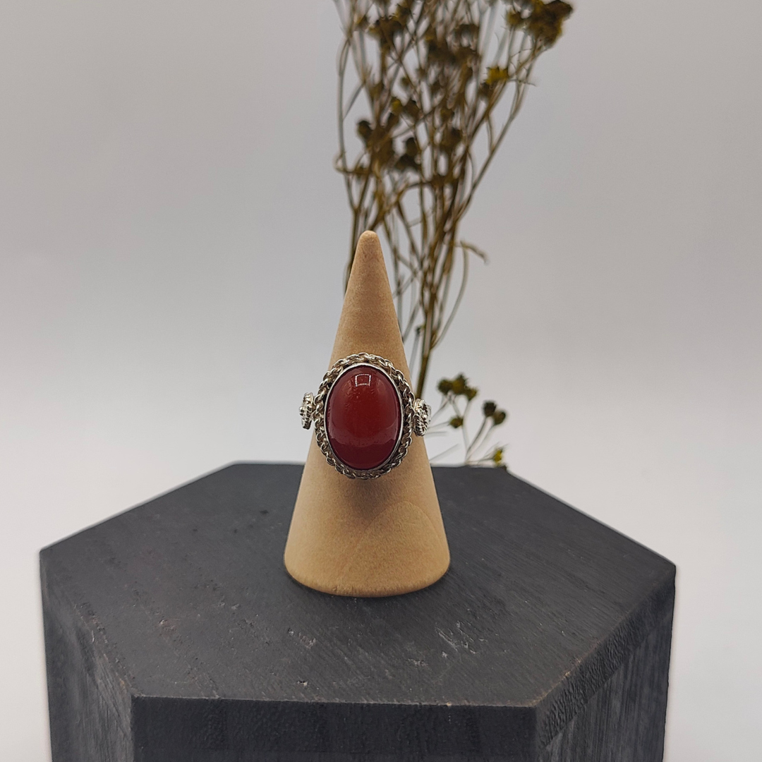 Anillo de plata estilo vintage con piedra onix rojo