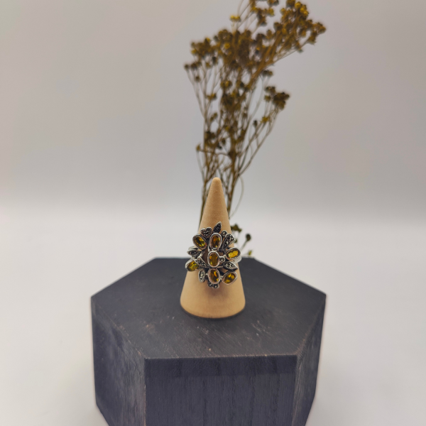 Anillo floral con formas de corazones