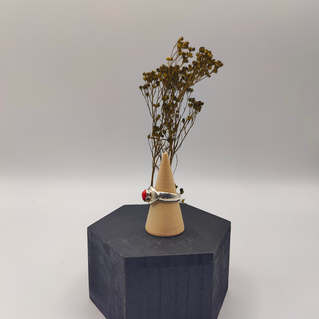 Anillo de plata con piedra de coral rojo engastado