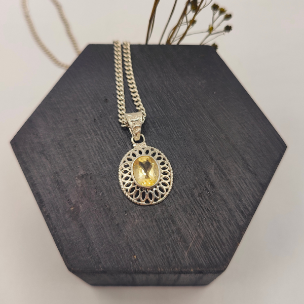 Colgante de plata estilo vintage con circonita amarilla clara