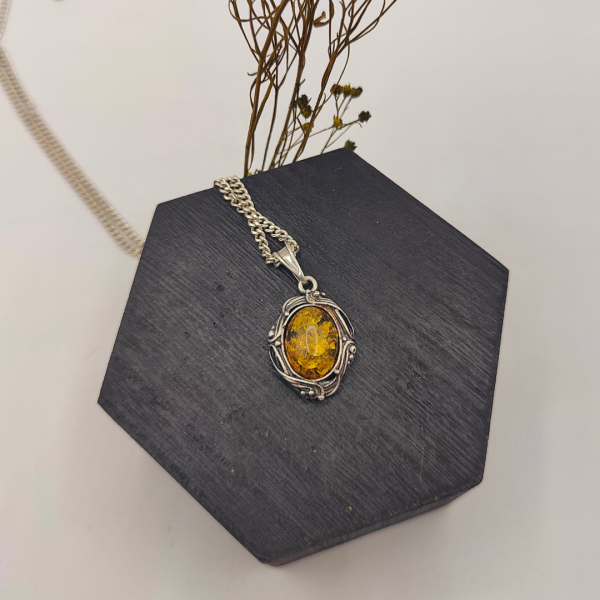 Colgante de plata estilo vintage con piedra ambar