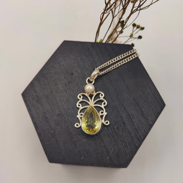 Colgante de plata con formas mariposa una perla arriba y una piedra en forma de gota circonita amarilla clara