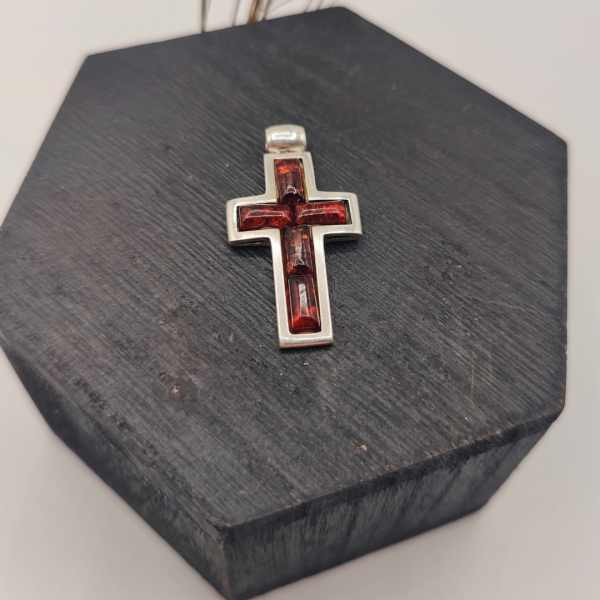 Cruz de plata con ambar