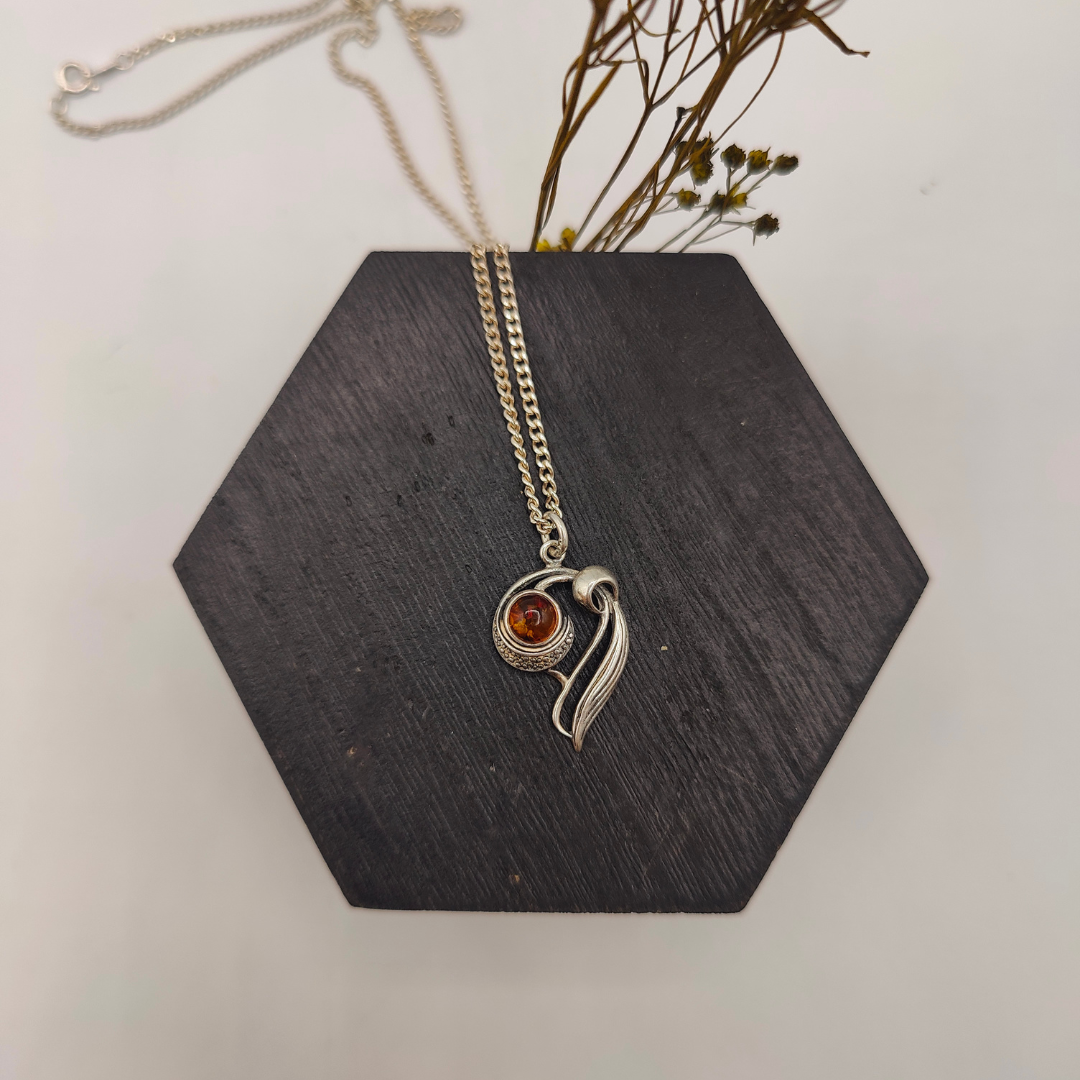 Colgante de plata con piedra redonda de ambar