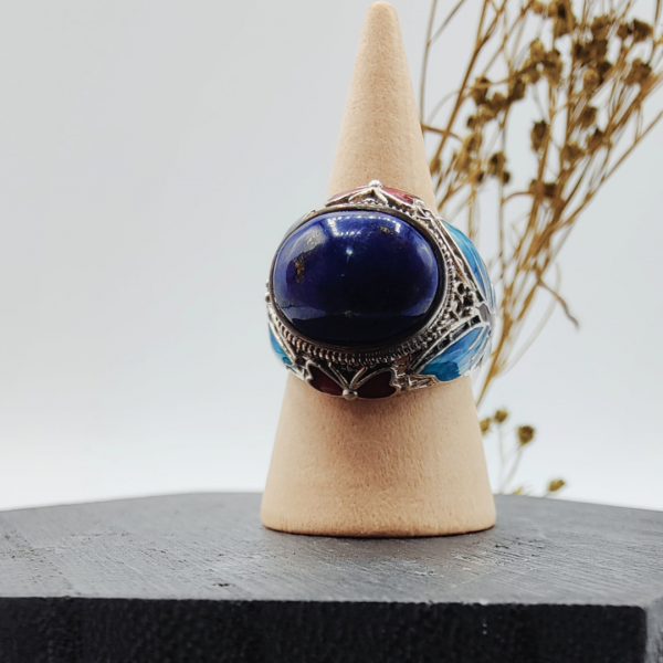 Anillo de plata con dibujos de mariposas esmaltadas y una piedra en el centro de lapislazuli