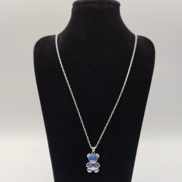 Collar de plata con colgante de oso lleno de circonitas azules