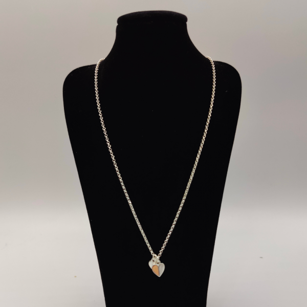 Collar de plata con dos corazoncitos colgando