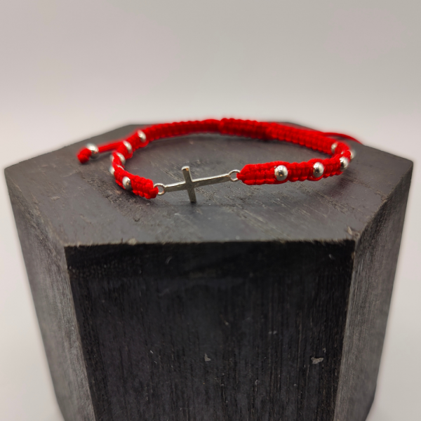Pulsera de Hilo Rojo con Bolitas y Cruz de Plata