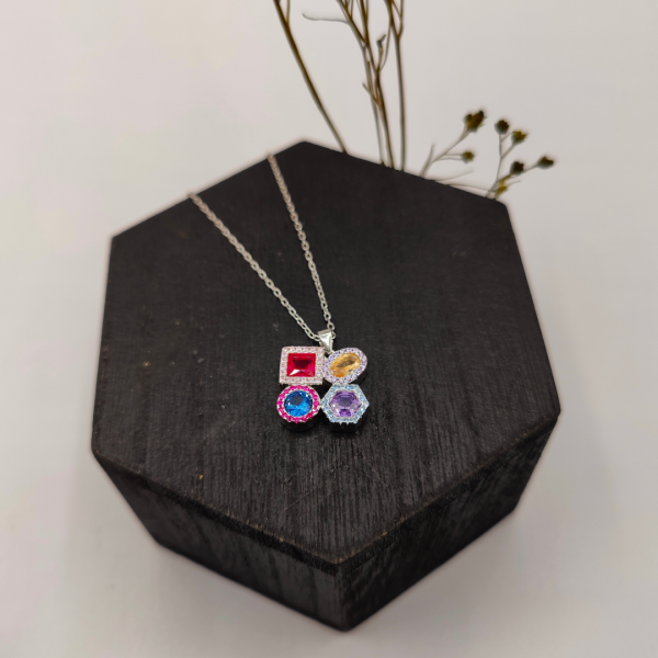 Cadena de plata con colgante con formas geometricas de circonitas de colores