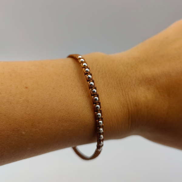 Pulsera de Hilo Marrón con Bolitas de Plata
