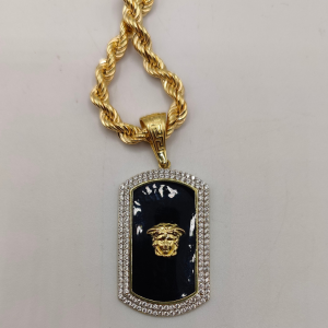 Colgante rectangular versace con esmaltado negro y corconitas placa 4 cm de largo 2,5 de ancho