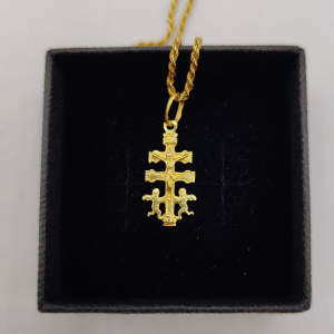 Colgante cruz de caravaca con jesus y dos angeles a los costados, la palabra INRI grabada oro de 18 k