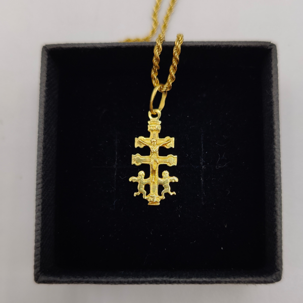 Colgante cruz de caravaca con jesus y dos angeles a los costados, la palabra INRI grabada oro de 18 k