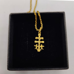 Colgante cruz de caravaca con jesus y dos angeles a los costados, la palabra INRI grabada oro de 18 k