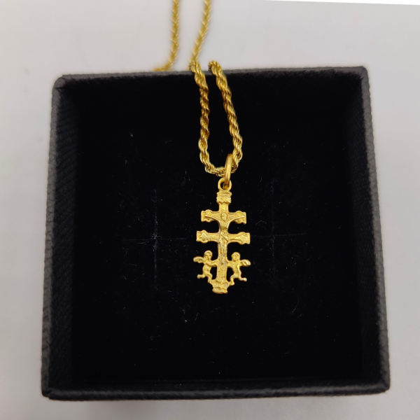 Colgante cruz de caravaca con jesus y dos angeles a los costados, la palabra INRI grabada oro de 18 k