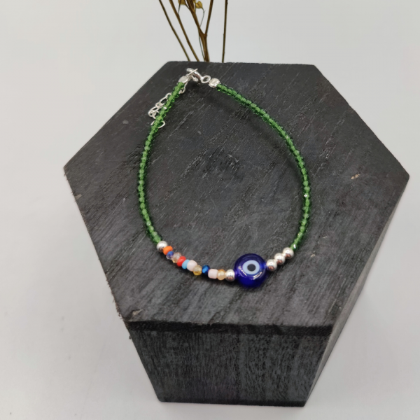 Pulsera de circonitas verde con circonitas de colores y un ojo turco