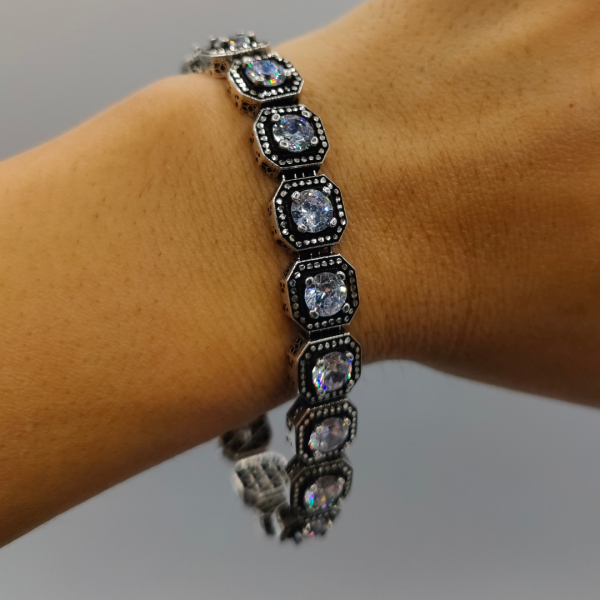 Pulsera de plata negra con circonitas con eslabon de articulación medinte perno y bisagra con limitación