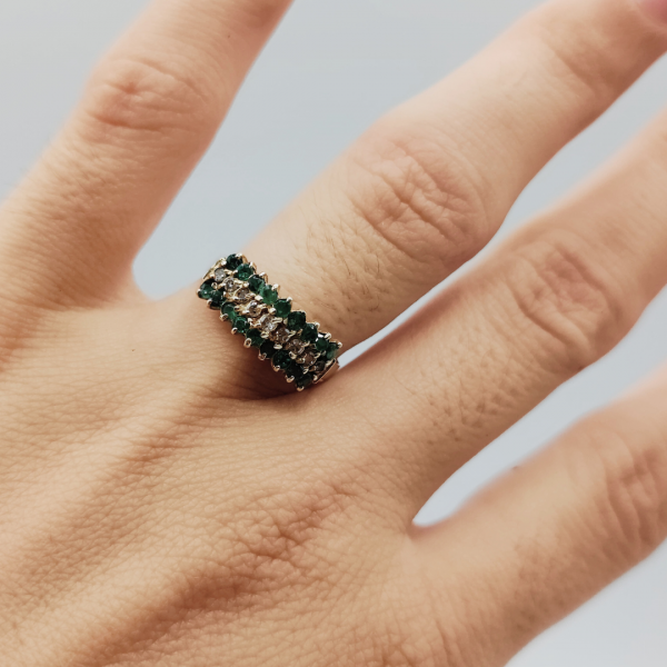 Anillo hilera de esmeraldas y diamanes oro de 18 k