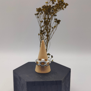 Anillo abombado con circonitas amarillas engastadas
