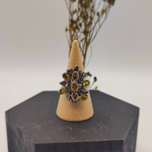 Anillo floral con formas de corazones