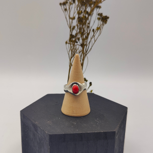 Anillo de plata con piedra de coral rojo engastado