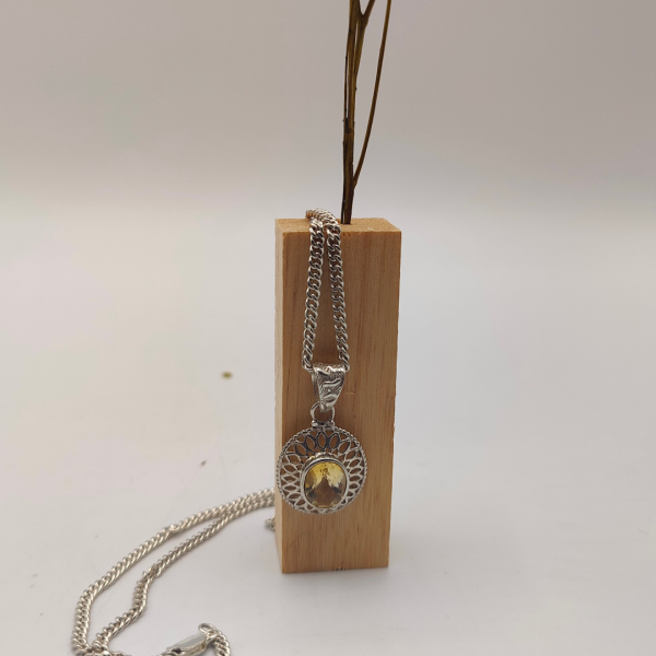 Colgante de plata estilo vintage con circonita amarilla clara