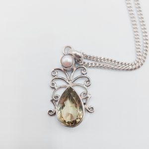 Colgante de plata con formas mariposa una perla arriba y una piedra en forma de gota circonita amarilla clara