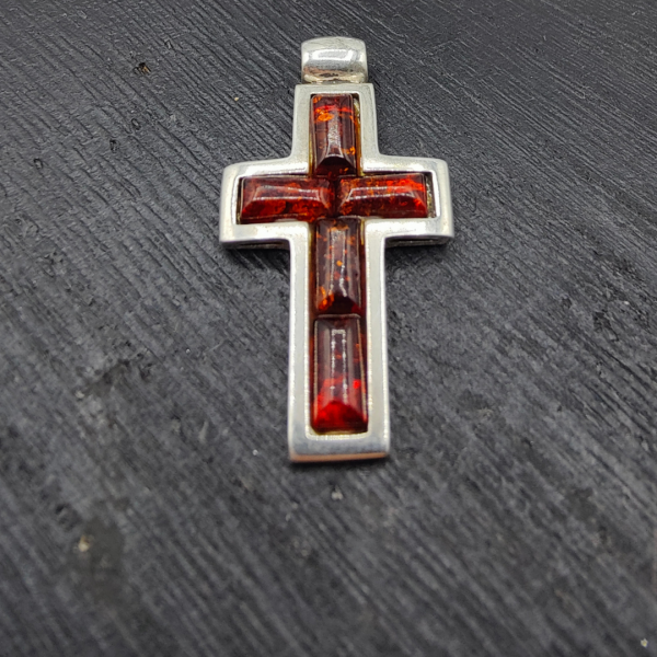 Cruz de plata con ambar