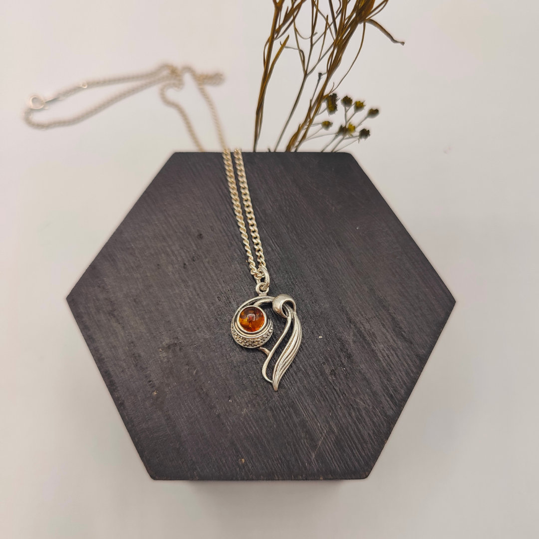 Colgante de plata con piedra redonda de ambar