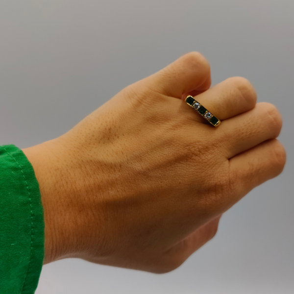 Anillo esmeralda y diamantes en linea oro de 18 k