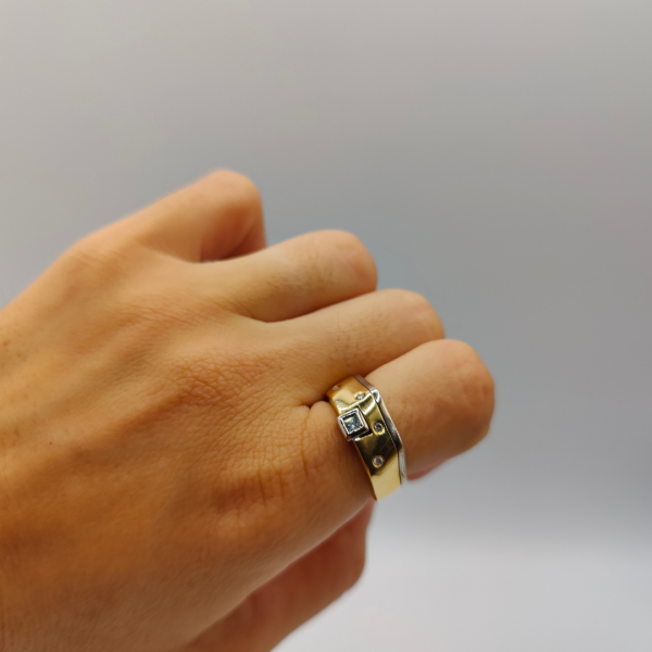 Anillo mezcla de oros con diamantes