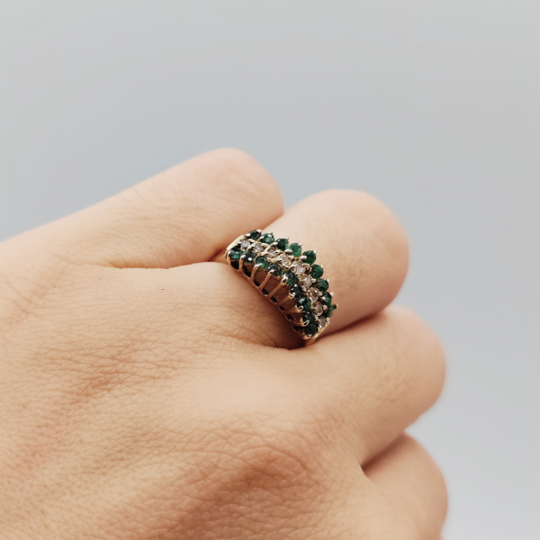 Anillo hilera de esmeraldas y diamanes oro de 18 k