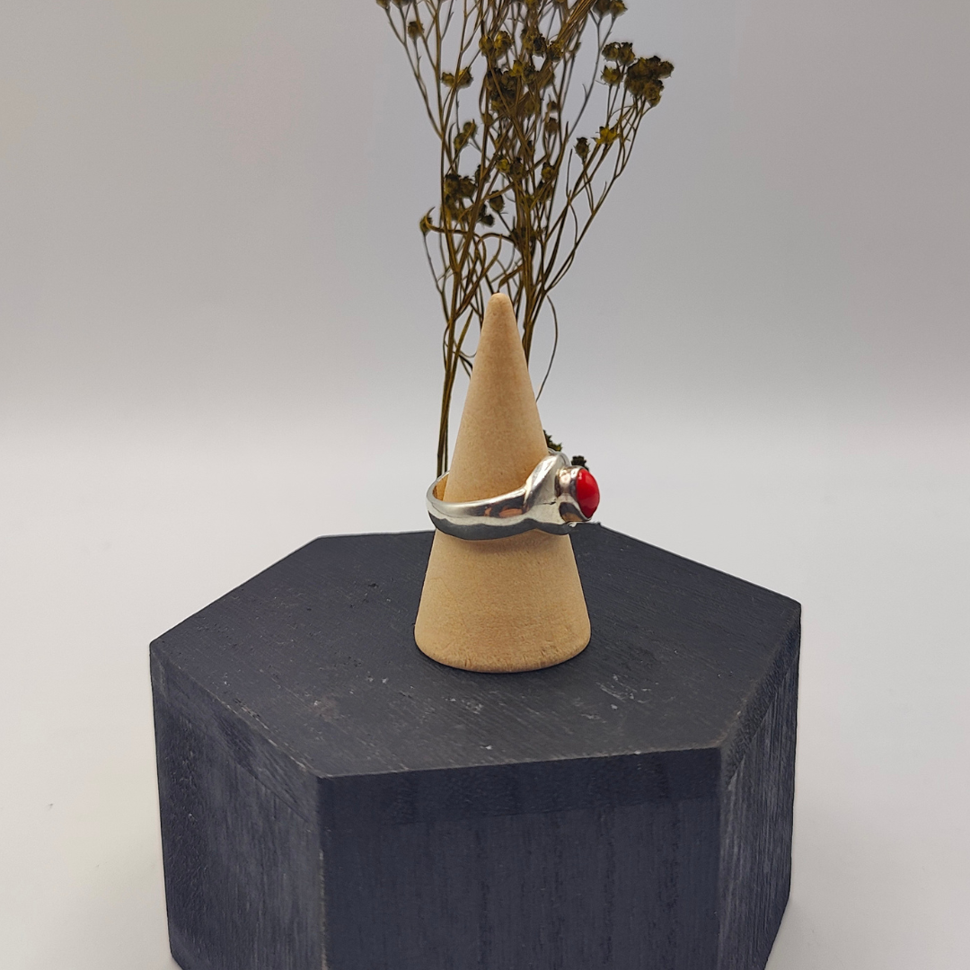 Anillo de plata con piedra de coral rojo engastado