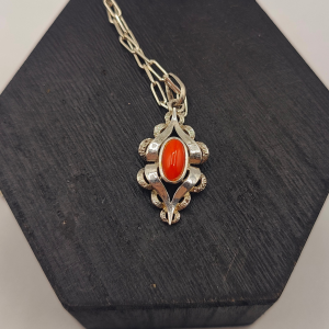 colgante estilo vintage con pierda cornalina en medio