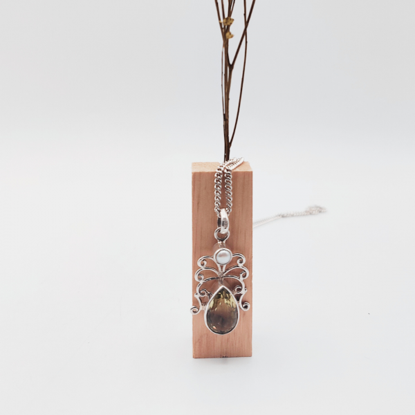 Colgante de plata con formas mariposa una perla arriba y una piedra en forma de gota circonita amarilla clara