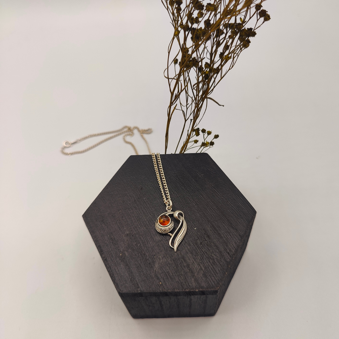 Colgante de plata con piedra redonda de ambar