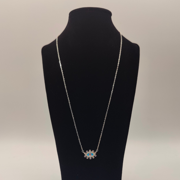 Collar ojo de horus con circonitas rosas y lilas y el centro del ojo azul
